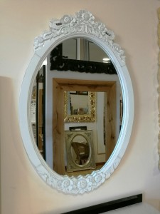 Owalne lustro w drewnianej ramie białej przecieranej 90x60