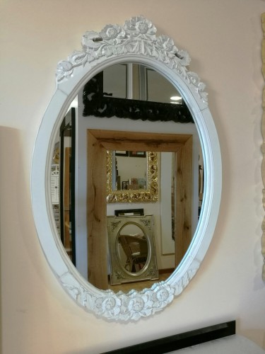 Owalne lustro w drewnianej ramie białej przecieranej 90x60 
