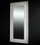 Duże lustro kryształowe w białej ramie przecierane