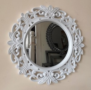 Okrągłe lustro z ramą ażurową białą 40x40