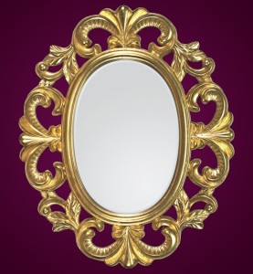 Barokowe owalne lustro w złotej ramie