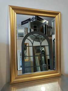 Klasyczne lustro w złotej lekko przecieranej ramie 85x65