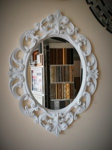 Owalne ażurowe lustro w białej ramie 57x45