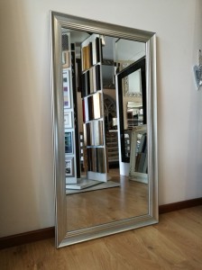 Eleganckie lustro w ramie szampańskie srebro 132x72