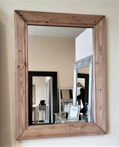 Urocze drewniane lustro z ramą postarzaną 75x100