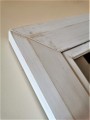 Urocze drewniane lustro z ramą postarzaną białą przecieraną 75x100