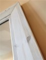 Urocze drewniane lustro z ramą postarzaną białą przecieraną 75x100