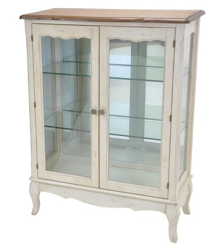 Drewniana witryna w prowansalskim stylu