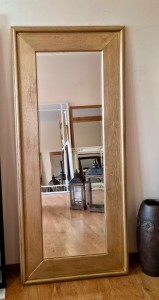 Duże lustro w drewnianej złoconej ramie 180x80