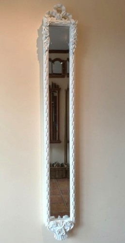 Wąskie lustro dekoracyjne białe