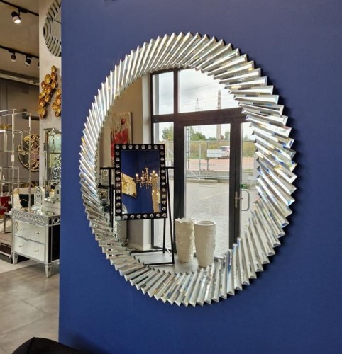 Dekoracyjne lustro w nietuzinkowej oprawie lustrzanej