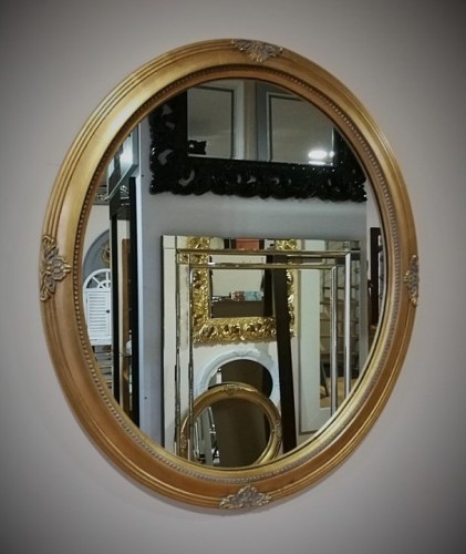 Urocze owalne lustro z ramą złotą postarzaną 59x70