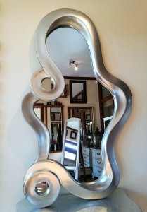 Dekoracyjne lustro z fantazyjną srebrną ramą 125x75