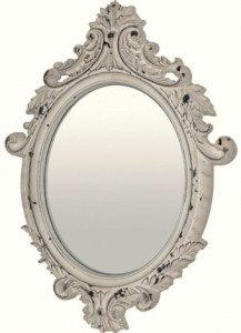 Ozdobne lustro w białej ramie przecieranej 85x62