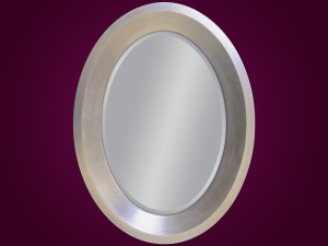 Owalne lustro w drewnianej ramie