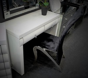 Piękna toaletka z białego szkła