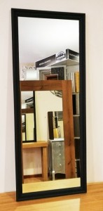 Lustro do przedpokoju z wąską czarną ramą 120x48