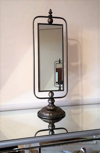 Lusterko stojące w dekoracyjnej oprawie