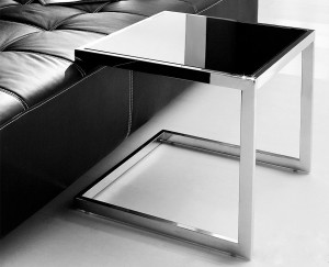 Nowoczesny stolik ze stali nierdzewnej i czarnego hartowanego szkła