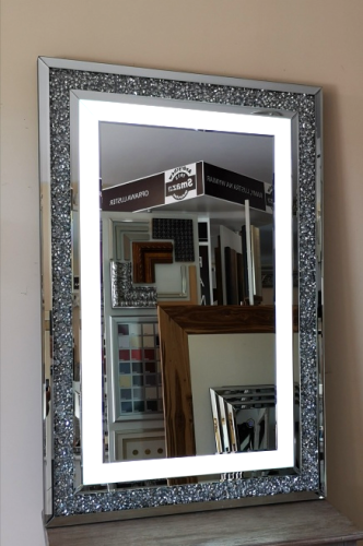 Prostokątne lustro LED z dekoracyjną ramą , podświetlenie led włączone