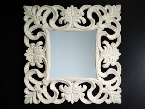Ozdobne kryształowe lustro w ażurowej ramie