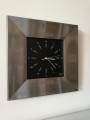 Zegar na ścianę z srebrną satynową ramą 43x43