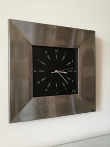 Zegar na ścianę z srebrną satynową ramą 43x43