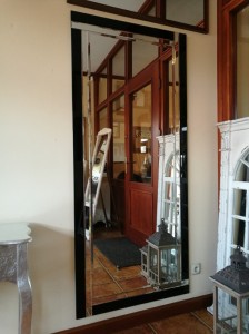 Nowoczesne lustro z elementami czarnego szkła 80x180