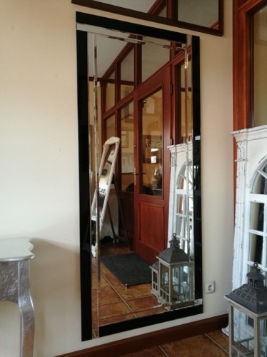 Nowoczesne lustro z elementami czarnego szkła 80x180